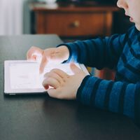 El aumento de uso de pantallas durante la pandemia relacionado con problemas de salud mental en niños 