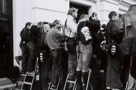 Restricciones para la foto de aves, cómo ser fotógrafo profesional, la felicidad según Bansky y más: Galaxia Xataka Foto