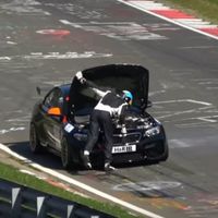 Una lección de todo lo que no hay que hacer si se te para el coche en Nürburgring en plena carrera