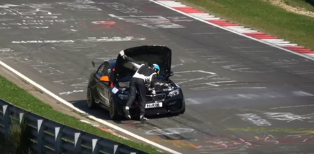 Una lección de todo lo que no hay que hacer si se te para el coche en Nürburgring en plena carrera