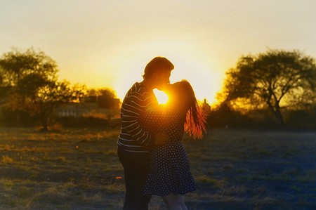 Pareja besándose