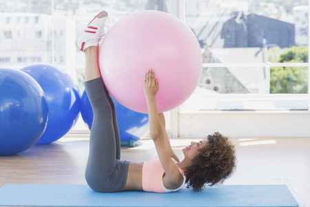 11 ejercicios con fitball para entrenar todo tu cuerpo en tu propia casa
