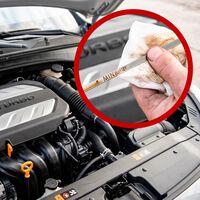 Cada vez menos carros tienen la varilla para medir el aceite y hay una razón: las marcas no confían en sus clientes. Prefieren usar una tecnología más cara