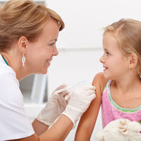 ¿Cómo aliviar el dolor de las vacunas en bebés y niños? Estas son las recomendaciones de la OMS