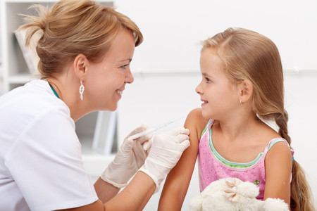 ¿Cómo aliviar el dolor de las vacunas en bebés y niños? Estas son las recomendaciones de la OMS