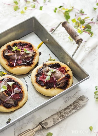 ¿Buscando un aperitivo fácil, rápido y delicioso? Receta de minipizzas con tapenade, anchoas y pimientos.