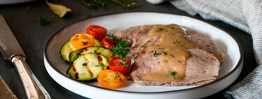 Redondo de ternera asado: la receta tradicional (y todos los trucos para hacer una salsa y que quede jugoso)