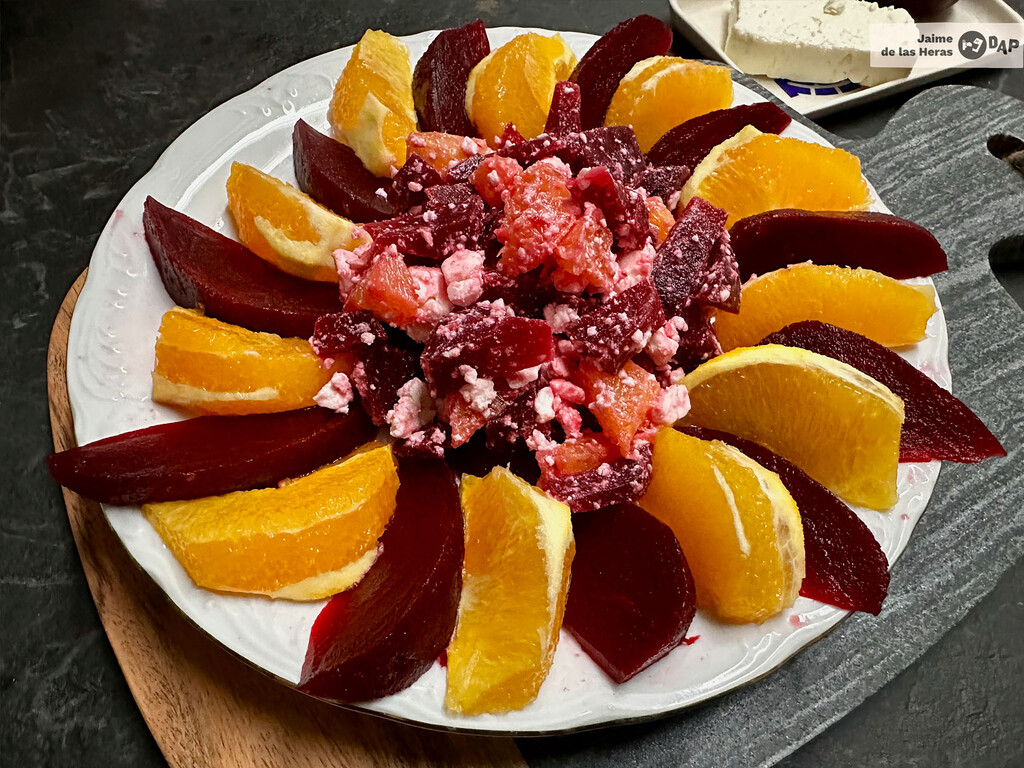 Ensalada de naranja, remolacha y queso feta, receta con tres ingredientes