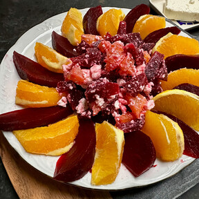 Ensalada de naranja, remolacha y queso feta, receta con tres ingredientes