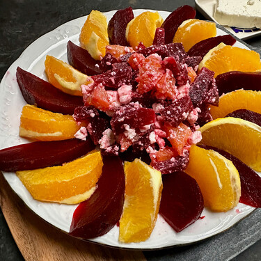 Ensalada de naranja, remolacha y queso feta, receta con tres ingredientes