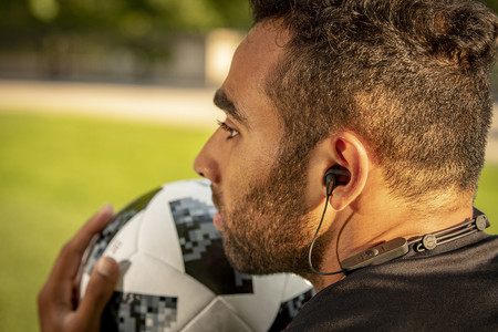 No todo son altavoces para Klipsch, la marca estrena sus nuevos auriculares inalámbricos R5 Wireless
