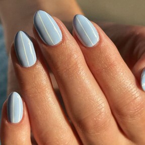 El diseño de uñas más top del verano son las rayas elegantes y minimalistas