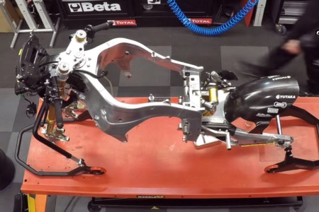 ¿Tienes tres minutos? Pues aprende cómo se monta una Kalex de Moto2