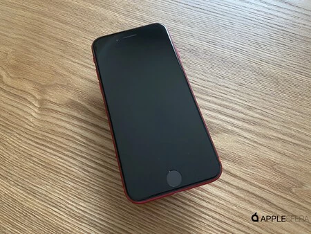 正面から見た赤いiPhone SE