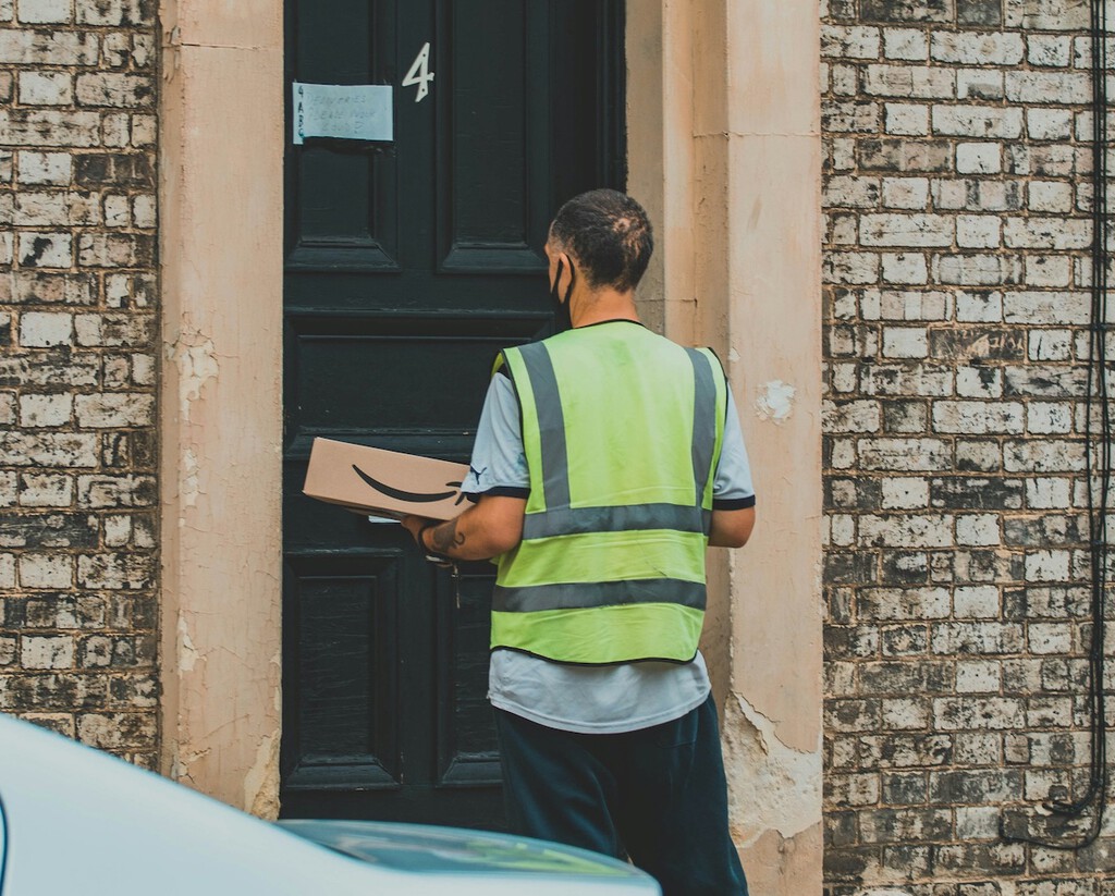 Una americana flipa con cómo recibimos paquetes de Amazon en casa frente a su país. El shock es real