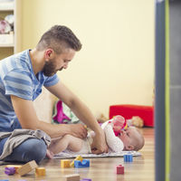 Las prestaciones por paternidad superan por primera vez a las de maternidad