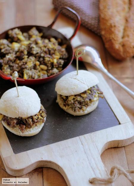 Cómo hacer un revuelto de morcilla con pasas y piñones. Receta