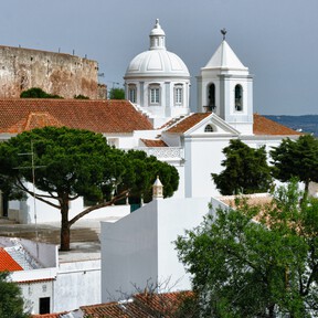 Playas kilométricas (literalmente) y un castillo medieval: el pueblo a cinco minutos de España más tranquilo del Algarve 