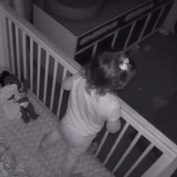 El tierno vídeo viral de un niño que ayuda a su hermana pequeña a salir de la cuna para dormir juntos en su cama