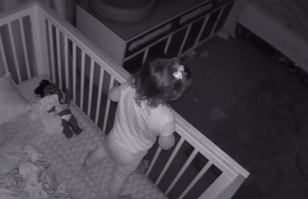 El tierno vídeo viral de un niño que ayuda a su hermana pequeña a salir de la cuna para dormir juntos en su cama
