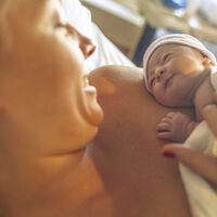 Los anticuerpos de Covid que transfiere la embarazada al bebé se pierden en los primeros seis meses después del parto 