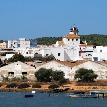 El pueblo blanco de Cádiz con herencia fenicia donde disfrutar del mar a solas, perfecto para una escapada de verano