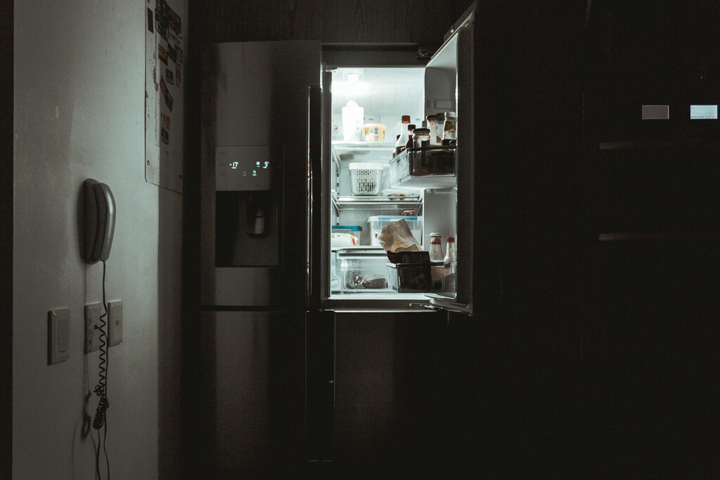 Qué significa cuando la nevera hace ruidos fuertes y crujidos durante la noche