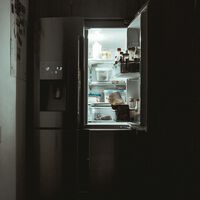 Qué significa cuando la nevera hace ruidos fuertes y crujidos durante la noche