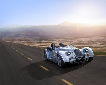 El nuevo Morgan Plus Six conserva el aspecto clásico pero estrena el seis cilindros del BMW Z4