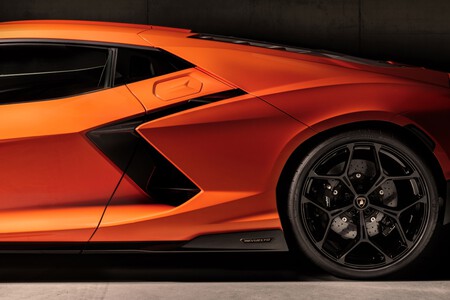 Lamborghini Revuelto 33