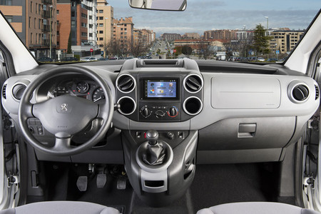 Peugeot Partner Office y Peugeot Expert Office, manteniendo el contacto con Asteroid Smart de Parrot