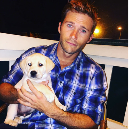 Scott Eastwood tiene un nuevo cachorrillo... yo quiero que me adopte también
