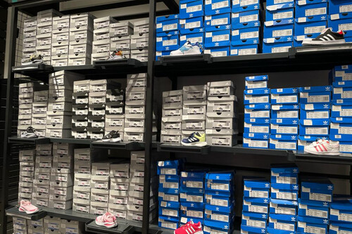 Adidas pone patas arriba su almacén y comienza a liquidar el stock en zapatillas, chaquetas y más a casi mitad de precio 