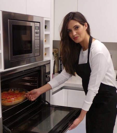 Sara Carbonero: cuidado con meter la mano en el horno sin guantes, que te puedes quemar