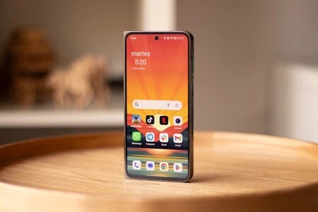 違いを生むのは外部スクリーンです。これがOnePlusオープンです。