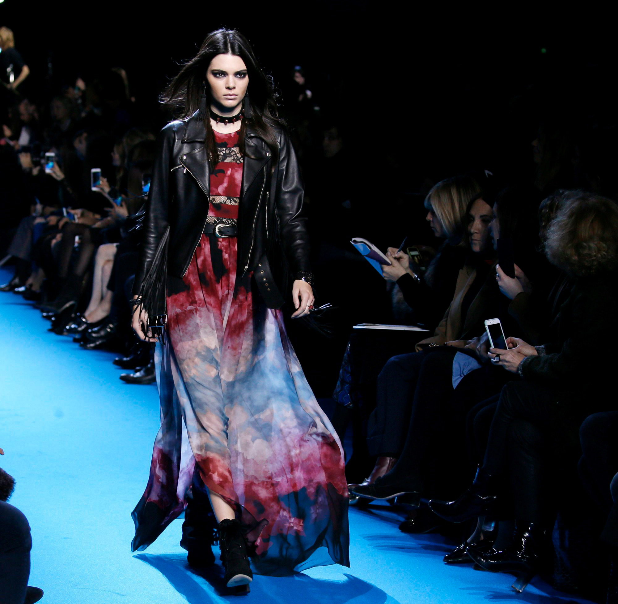Foto de Elie Saab nos presenta su lado bohemio más rockero en su desfile Otoño-Invierno 2016/2017 ¡Amor puro! (8/10)