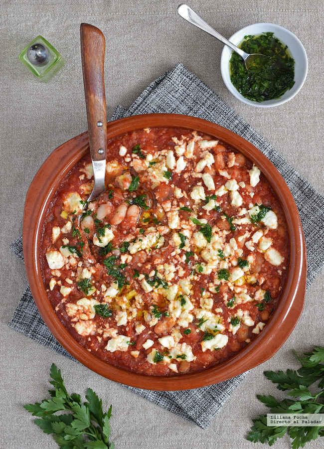 alubias al horno con salsa de tomate, cuscús y queso feta
