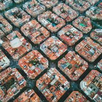 Ante un mercado de la vivienda cada vez más roto, una idea se abre paso en Cataluña: prohibir las compras para invertir