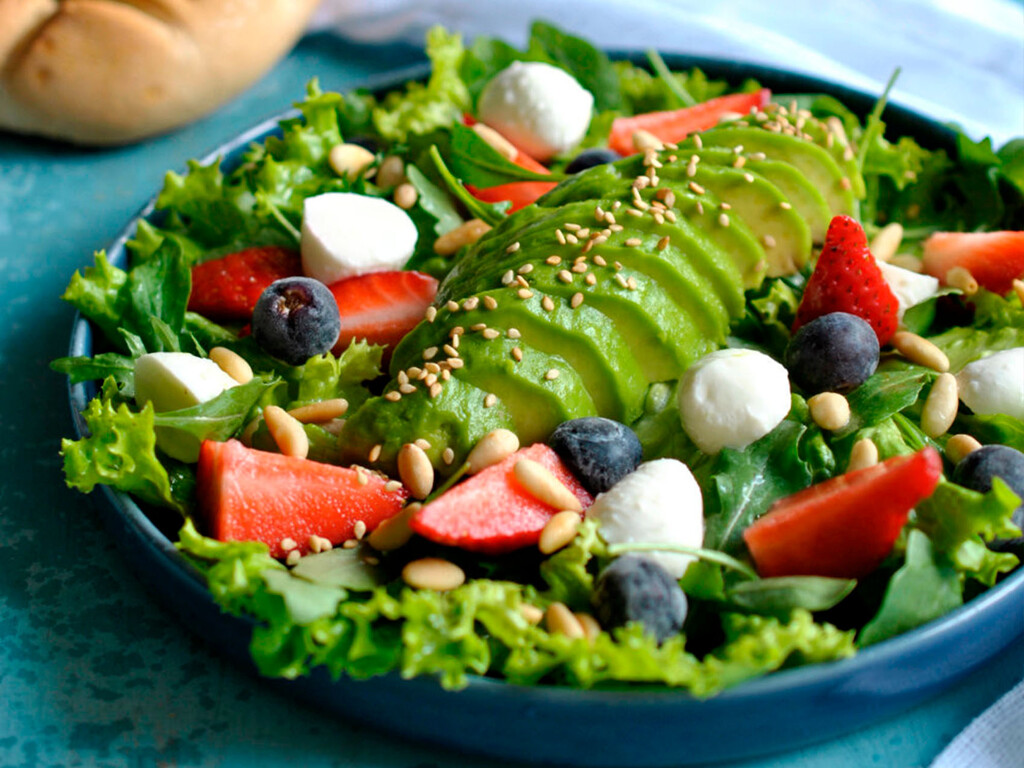 Queda bonito para fliparse en Instagram, pero esta receta con fresas y aguacates te resuelve la cena en minutos aunque coloques todo a lo loco