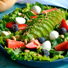 Para Instagram y para tu vecina del quinto: la receta con fresas y aguacates que te resuelve la cena en minutos 