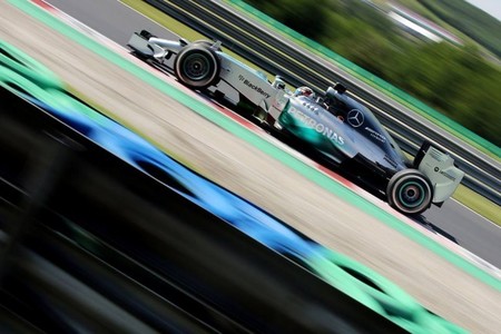 Lewis Hamilton pide a Mercedes trabajar en la fiabilidad del W05