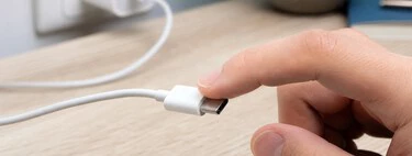 Por qué no te electrocutas si tocas la punta de metal del cargador del móvil enchufado 