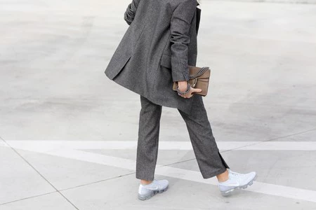 Las zapatillas deportivas son tan versátiles que pueden acompañarte al trabajo (¡palabra!)