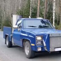 Modificó su coche de diario para utilizar madera como combustible. Ahora es el vehículo de leña más rápido del mundo