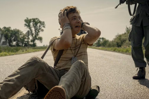 'La larga marcha' es adulta, salvaje y no deja ni un solo minuto de consuelo. Stephen King estará orgulloso de una adaptación que no se ha dejado llevar por 'El juego del calamar' 