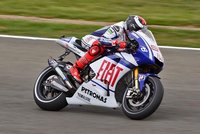 MotoGP Gran Bretaña 2010: Jorge Lorenzo pole, Pedrosa y De Puniet por los suelos