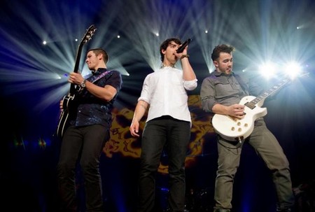 Sacad las bragas que vuelven los Jonas Brothers con sus 'Pom Poms'