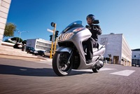 Salón de Milán 2012: Honda NSS 300 Forza, el nuevo Scooter del ala dorada 