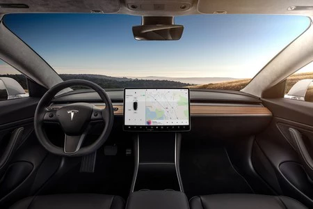 Los fabricantes de coches se empeñan en integrar pantallas táctiles y eso quizás sea una mala idea