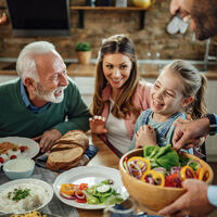 Estos son los increíbles beneficios de cenar en familia, según Harvard, y así podemos fomentar este hábito saludable